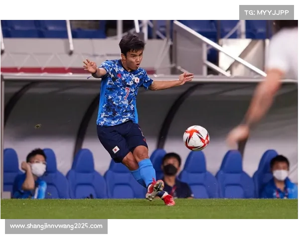 雨战中，久保建英灵巧突破制造杀机。