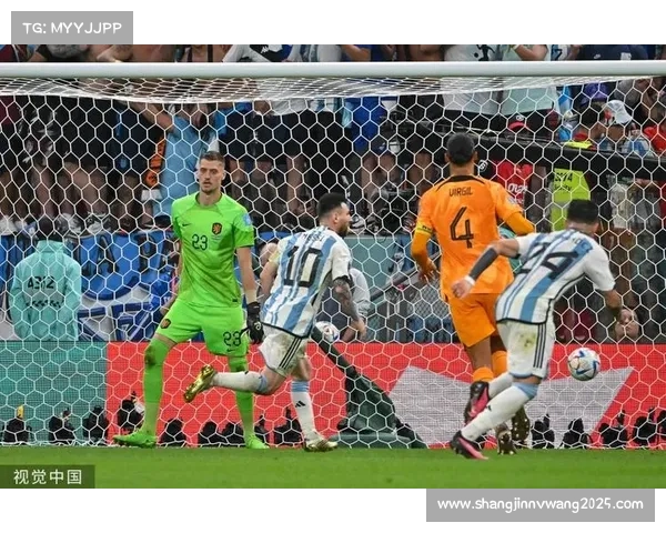 雨战导致球场积水，主裁判多次暂停比赛清理皮球